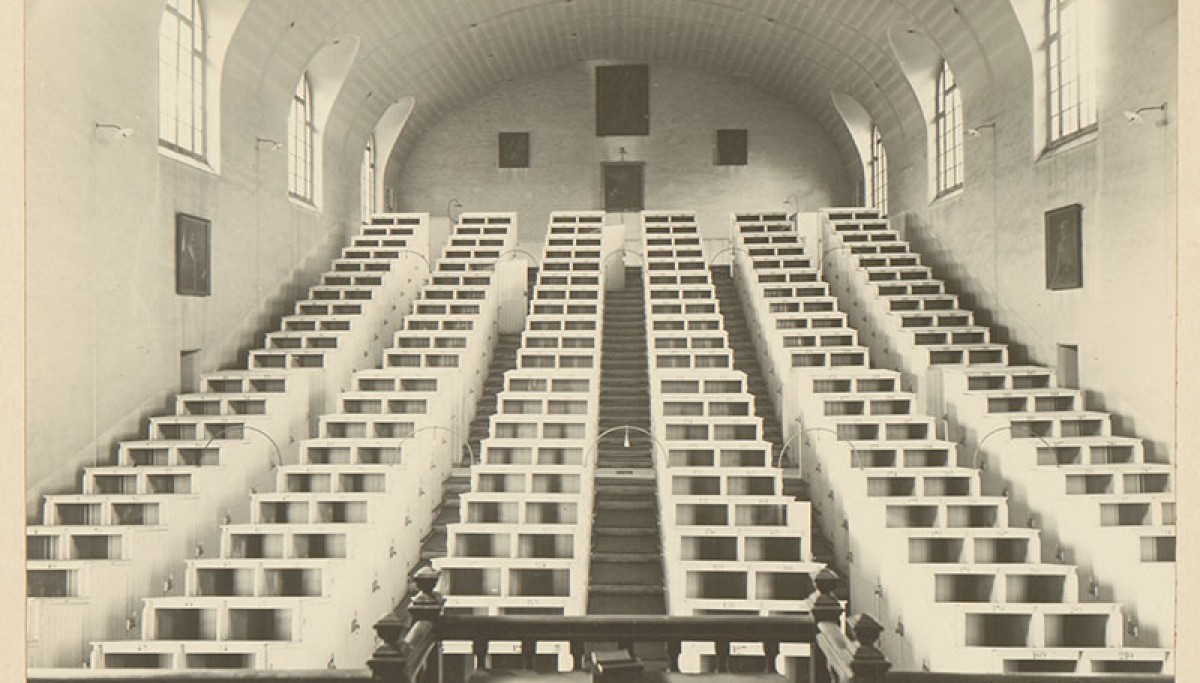 Maison d’arrêt de Fresnes : chapelle cellulaire, 1930 – Photographie d’Henri Manuel (Coll. Enap-Crhcp)