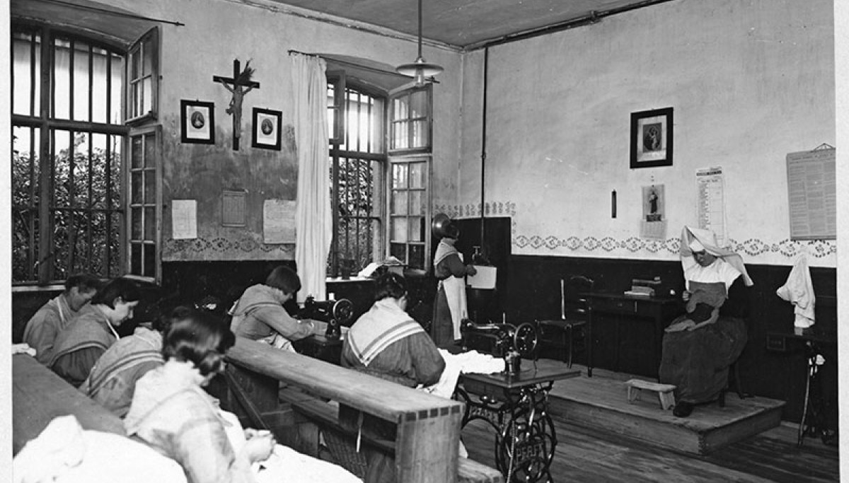 Prison Sainte-Marguerite de Strasbourg : détenues cousant en salle commune, 1930 - Photographie d’Henri Manuel (Coll. Enap-Crhcp)