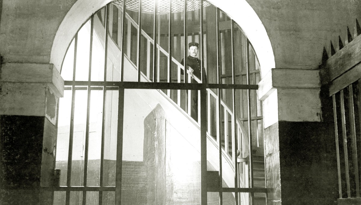 Surveillance intérieure et extérieure en prison à la période d’Entre-deux guerres