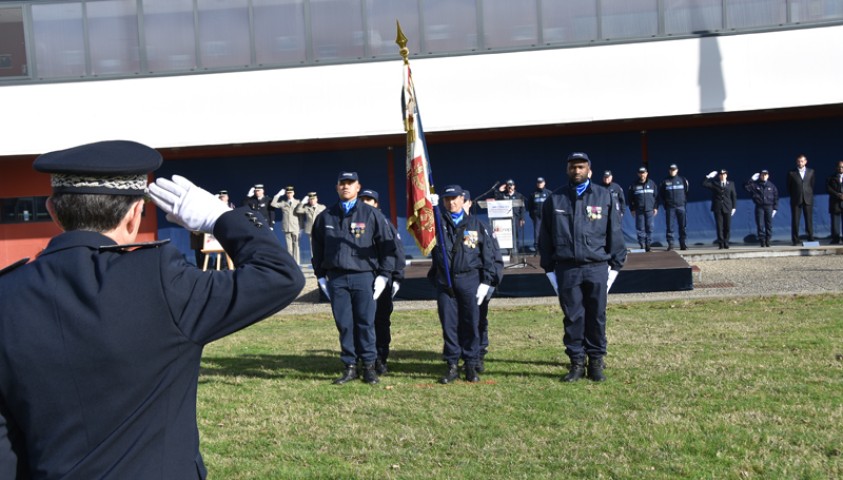 Cérémonie de fin de formation de la 194ème promotion de surveillants, Promotion Clarissa Jean-Philippe. Arrivée du drapeau et de sa garde.