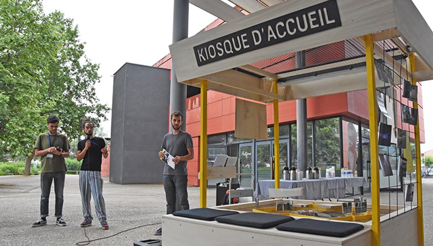 Le Collectif Cancan, artistes en résidence, inaugure le kiosque d’accueil