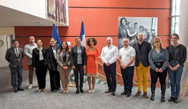 Les membres de la réunion EPTA posent dans le couloir principal de l'Enap