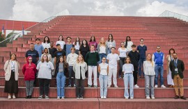 Regroupement des élèves étudiants en droit sur les marches de  l'amphithéâtre de l'ÉNAP