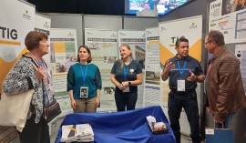 Personnels pénitentiaires et visiteurs sur un stand