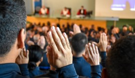 Cérémonie de prestation de serment d’élèves et de personnels à l’ÉNAP, le 17 décembre 2024