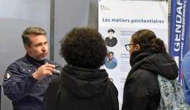 Personnel de surveillance présentant les métiers pénitentiaires aux visiteurs