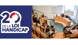 Logo des 20 ans de la loi handicap et photo du regroupement des personnels de l'école en amphithéâtre