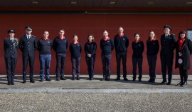 Photo de groupe de l'EPIDE posant aux côtés des cadres de l'école