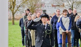 Sophie Bondil - Salut au drapeau lors de la levée des couleurs