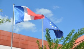Photo des drapeaux de la France et de l'Union Européene