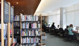 Photo intérieure de la bibliothèque de l'ENAP