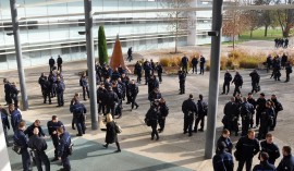 Photo des élèves de l'ENAP à l'extérieur du bâtiment