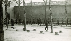 Cours de promenade, établissement pénitentiaire dans l’Entre-deux-guerres