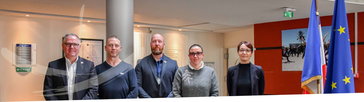 Visite de l’Université de la Sûreté de la SNCF à l’ÉNAP : photo de la délégation auprès de Sophie Bondil, directrice de l'ÉNAP