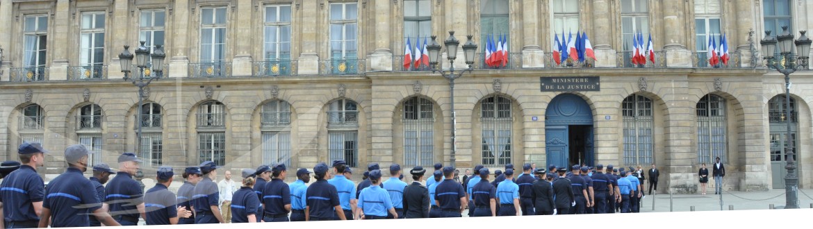 Photo d'agents de l'administration pénitencière entrant au Ministère de la Justice Photo d'agents de l'administration pénitencière entrant au Ministère de la Justice