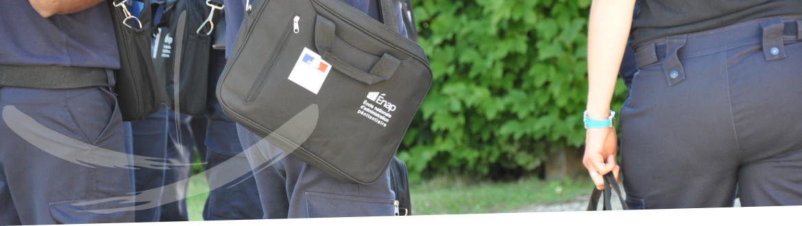 Etudiants à l'Ecole Pénitentiaire portent leurs sacs de l'ENAP Etudiants à l'Ecole Pénitentiaire portent leurs sacs de l'ENAP