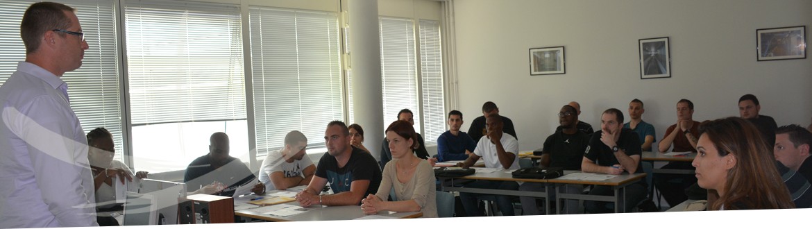 Un formateur Enap en face à face pédagogique Un formateur Enap en face à face pédagogique