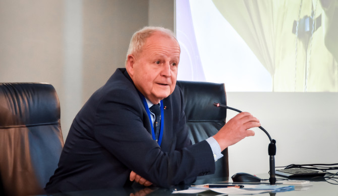 L’amiral Jacques Launay partage son expérience du commandement avec les élèves directrices et directeurs de l’ÉNAP