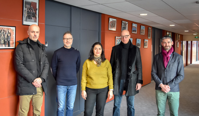 Sébastien Rossignol, chargé de mission auprès de la  directrice, et Laurent Cousson, directeur adjoint de l'ÉNAP accueillant la délégation de l'EHESS :  Rainer Maria Kiesow, vice-président Recherche et directeur d’études à l’EHESS, professeur de droit, Falk Bretschneider, vice-président Vie institutionnelle et directeur d’études, historien, et Hala Jalloul, responsable du service de l’attractivité et du développement des compétences. 