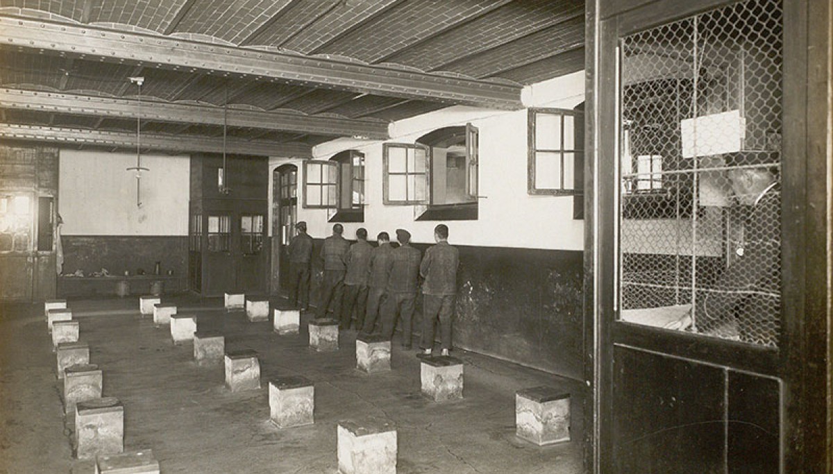 Maison centrale de Melun : salle de discipline - Photographie d’Henri Manuel, vers 1930 (Coll. Enap-Crhcp)