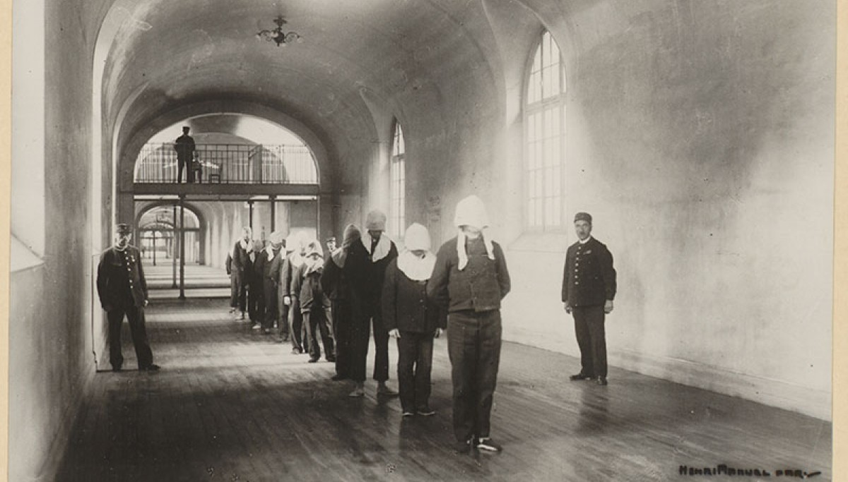 Maison d’arrêt de Fresnes : mouvement de détenus dans le couloir central - Photographie d’Henri Manuel, vers 1930 (Coll. Enap-Crhcp)