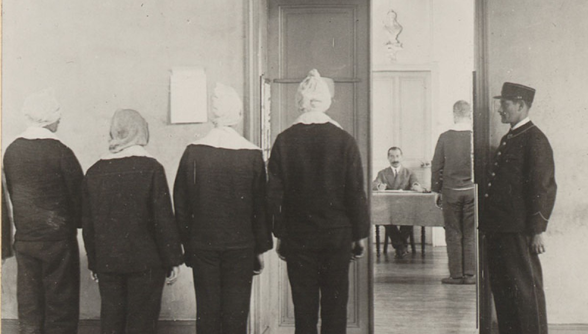 Maison d’arrêt de Fresnes : détenus attendant à la porte du prétoire - Photographie d’Henri Manuel, vers 1930 (Coll. Enap-Crhcp)