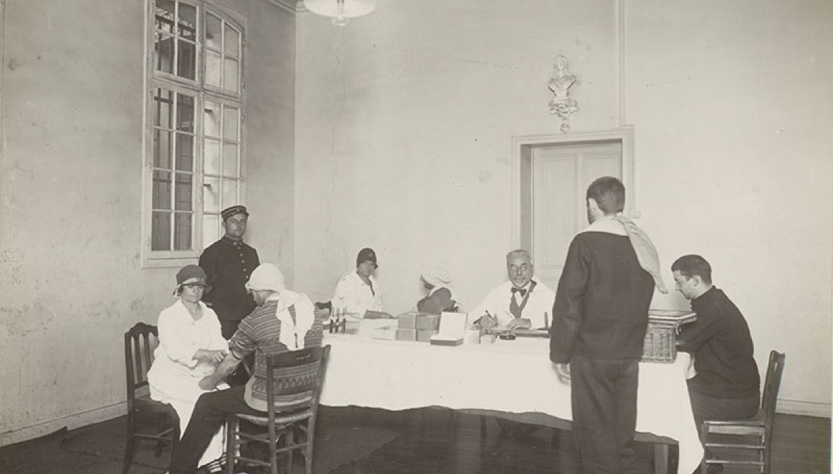 Maison d’arrêt de Fresnes : prise de sang - Photographie d’Henri Manuel, vers 1930 (Coll. Enap-Crhcp)