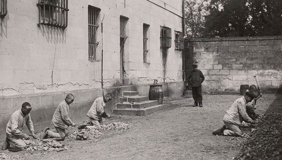 Maison d’éducation surveillée de Saint-Hilaire : pupilles cassant des cailloux, vers 1930 – Photographie d’Henri Manuel (Collection Michel Basdevant)