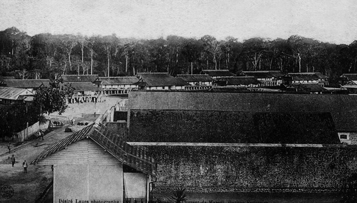 Saint-Jean-du-Maroni : prison et cases (carte postale – Fonds Louis Roure)