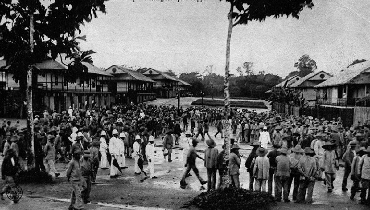  Le camp des relégués après l’appel (carte postale – Fonds Louis Roure) Séparés des transportés, les relégués sont internés dans le camp de Saint-Jean-du-Maroni ou dans un de ses camps annexes.