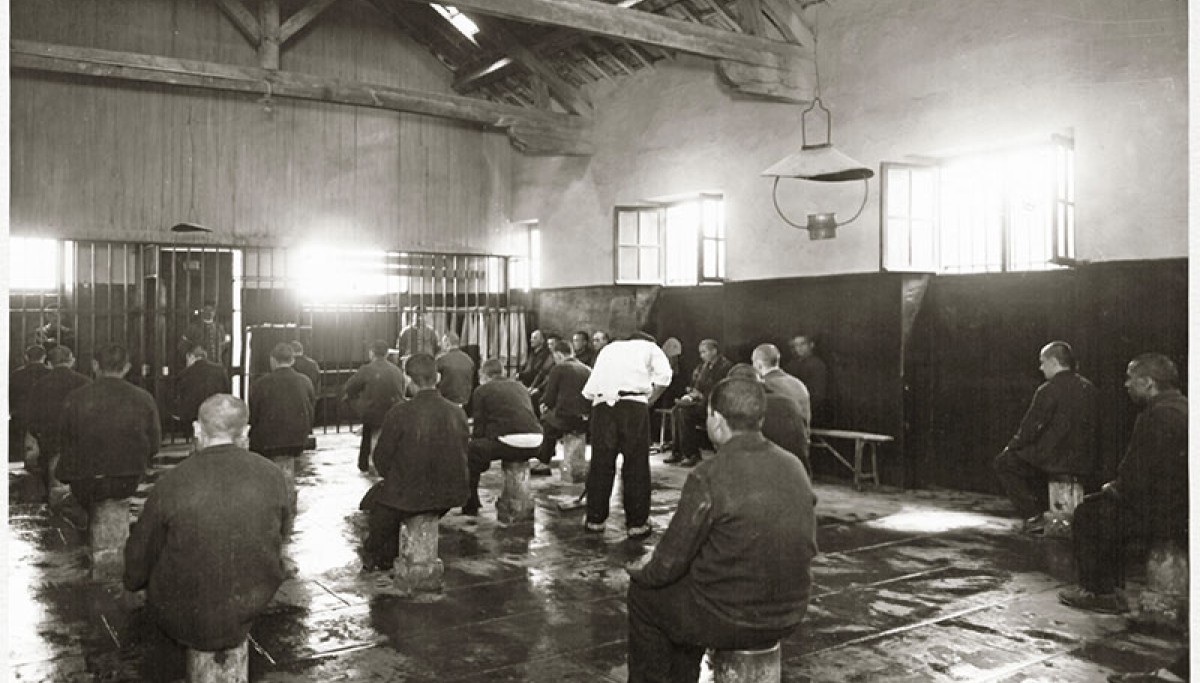 Maison centrale Clairvaux : salle de discipline, 1931 - Photographie d’Henri Manuel (Coll. Enap-Crhcp) On peut noter l’organisation particulièrement efficace de cette sanction, qui permet de sanctionner dans un même temps et un même espace, avec un minimum de moyens, un nombre important de détenus.