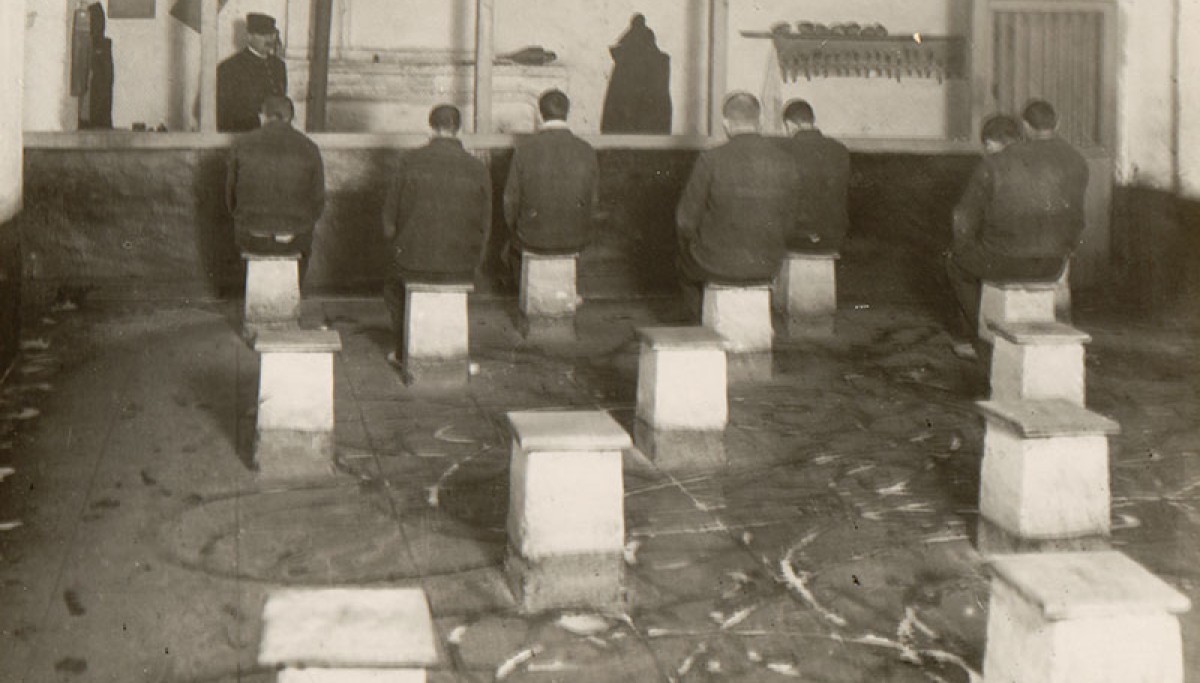 Maison centrale de Fontevrault : salle de discipline - Photographie d’Henri Manuel, vers 1930 (Coll. Enap-Crhcp)