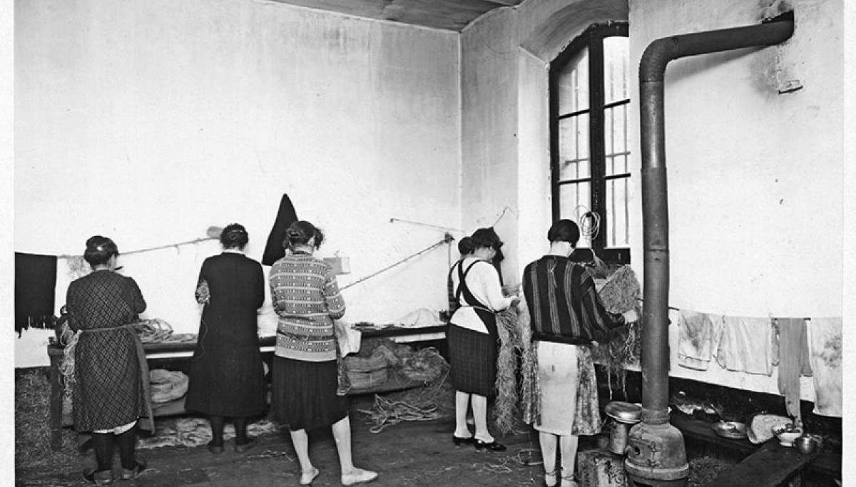 Maison d'arrêt de Toulouse : détenues au travail, 1929 - Photographie d’Henri Manuel (Coll. Enap-Crhcp)