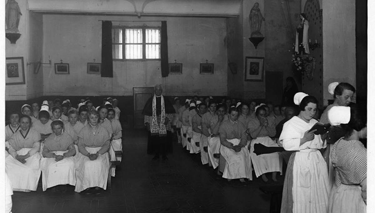 Maison centrale de Montpellier : détenues dans la chapelle, 1930 – Photographie d’Henri Manuel (Coll. Enap-Crhcp)