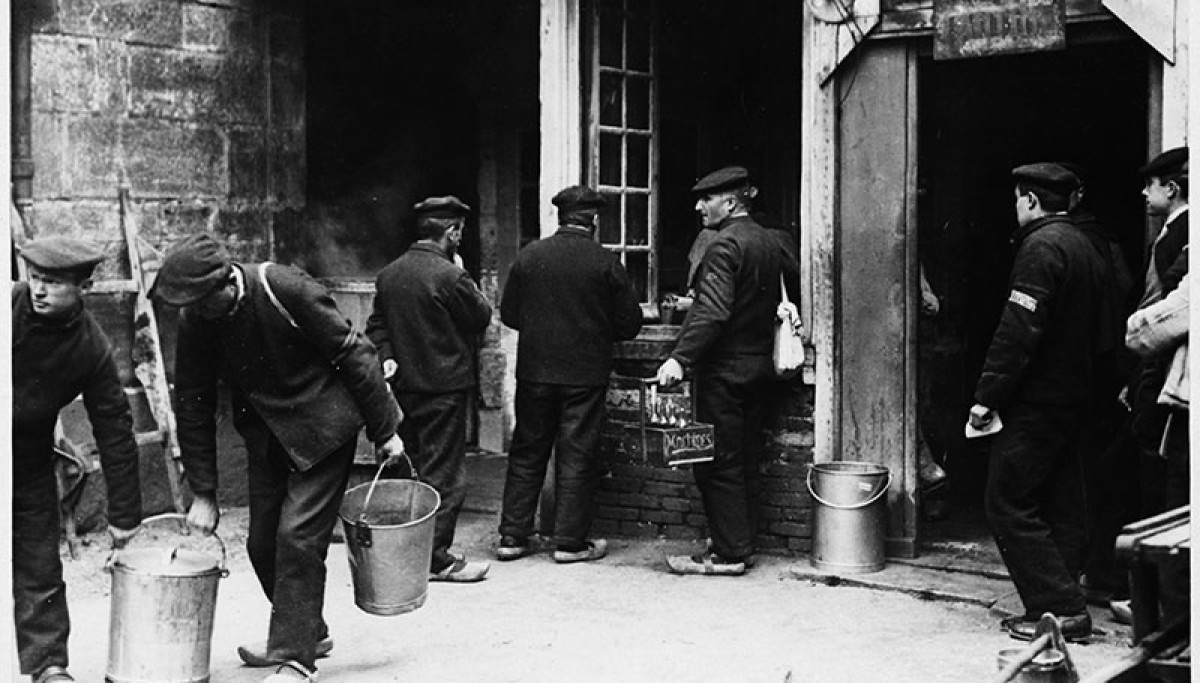 Maison centrale de Clairvaux : détenus dans une cour, 1931 – Photographie d’Henri Manuel (Coll. Enap-Crhcp)