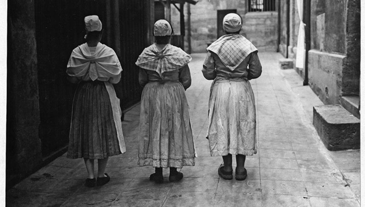 Maison centrale de Montpellier : trois détenues vues de dos, vers 1930 - Photographie d’Henri Manuel (Coll. Enap-Crhcp)