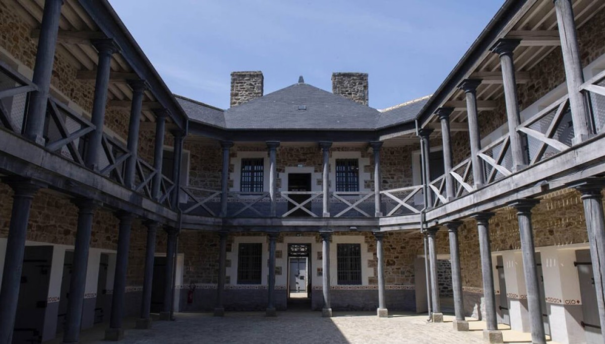 La maison d’arrêt de Guingamp hier…  Institut national supérieur de l’éducation artistique et culturelle (INSEAC) et centre d’art contemporain dédié à la photographie aujourd’hui. Crédit photo : Ouest France