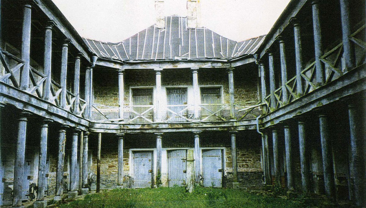 La maison d’arrêt de Guingamp hier…  Institut national supérieur de l’éducation artistique et culturelle (INSEAC) et centre d’art contemporain dédié à la photographie aujourd’hui. Crédit photo : CRHCP 