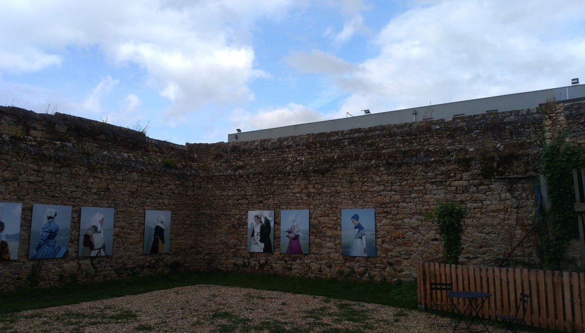 La maison d’arrêt de Guingamp hier…  Institut national supérieur de l’éducation artistique et culturelle (INSEAC) et centre d’art contemporain dédié à la photographie aujourd’hui. Crédit photo : Jonathan Grosjean