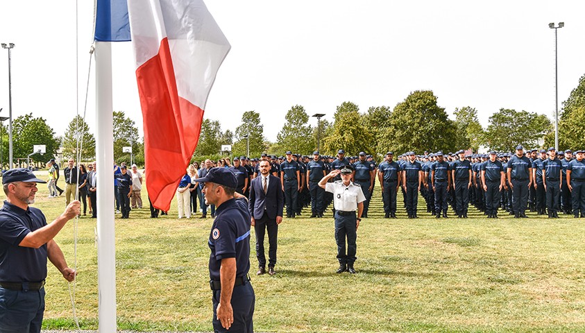 Levée des couleurs en présence de la 216e promotion d’élèves surveillants et de la 3e promotion de la classe prépa’talents