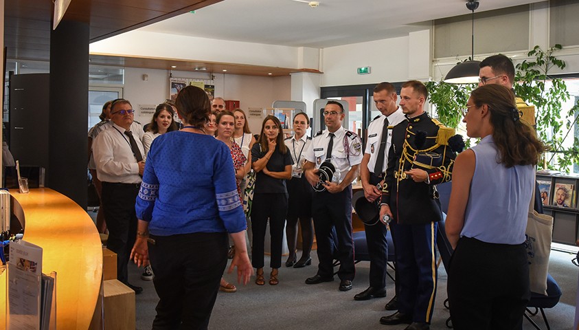 Visite guidée par les élèves directeurs.