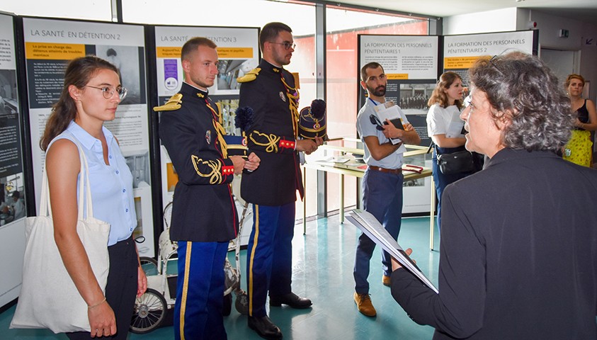 Visite guidée par les élèves directeurs.