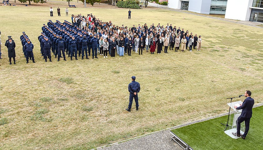 Une minute de silence en hommage à Dominique Bernard