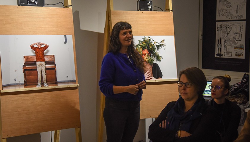 Inauguration de CABANE, installation photographique et sonore, réalisée par la Compagnie OLA en détention.