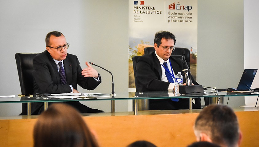 M. Pierre-André Durand, préfet de la région Occitanie, et M. Bertrand Valeyre, représentant de l’association française de vexillologie ont été accueillis par Jean-Philippe Mayol, directeur par intérim de l’école, et Laurent Cousson, chef de l’unité de formation des directeurs, mobilisée pour cet événement.  Messieurs Pierre-André Durand et Bertrand Valeyre ont ensuite animé une conférence sur les origines historiques et les enjeux contemporains des symboles de notre République.  Cette conférence a été prépa