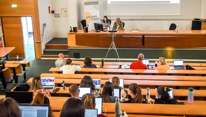 Etudiants en amphithéâtre assistant à l'atelier du Cirap