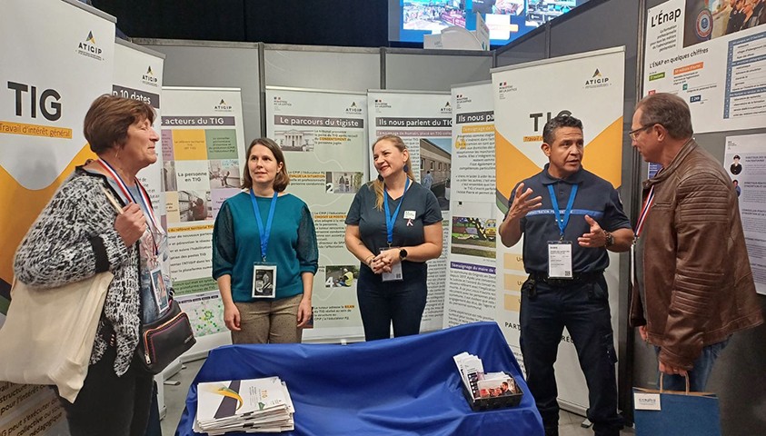 Personnels pénitentiaires et visiteurs sur un stand