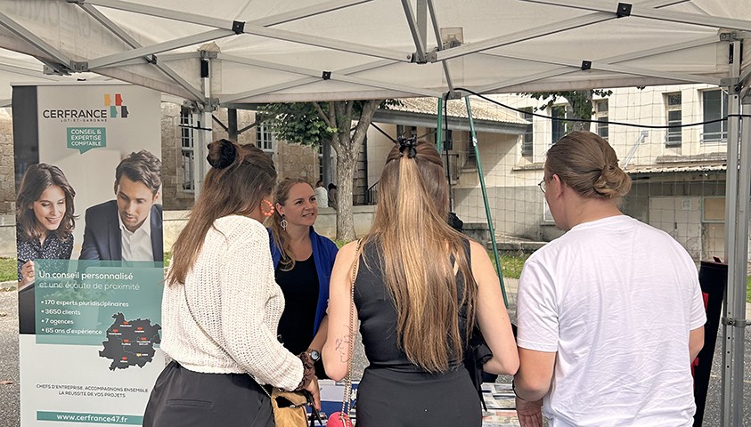 Personnels pénitentiaires et visiteurs sur un stand