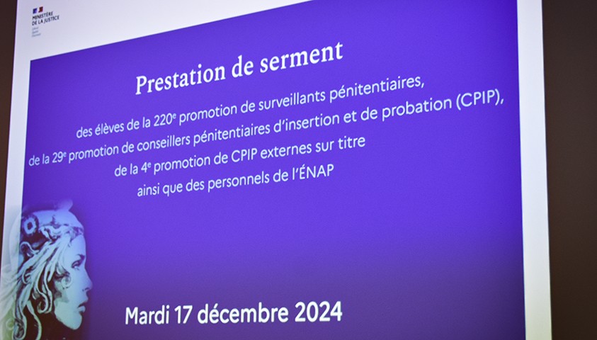 Cérémonie de prestation de serment d’élèves et de personnels à l’ÉNAP, le 17 décembre 2024