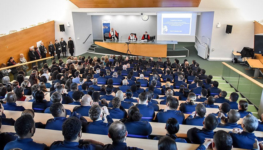 Cérémonie de prestation de serment d’élèves et de personnels à l’ÉNAP, le 17 décembre 2024